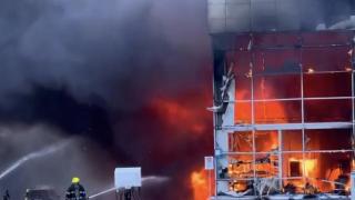 Руска ракета удари търговски център в украинския град Кременчук (видео и снимки)