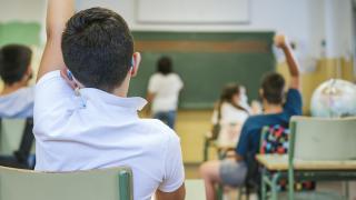 "Прекалихме с дигиталното обучение": Швеция връща хартиените учебници (видео)