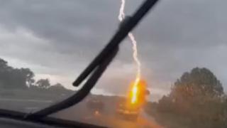 Мълния удря движещ се по пътя автомобил (видео)