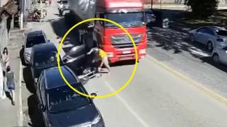 Колко опасно може да бъде отварянето на врата без да се погледне (видео)