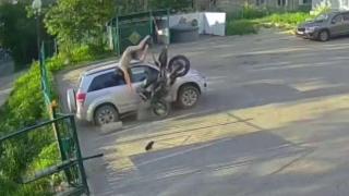 Моторист се озовава на тавана на кола в акробатична катастрофа (видео)