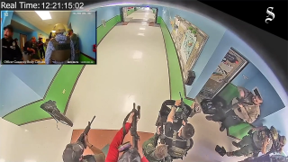 Изтекоха кадри от акцията при стрелбата в тексаско училище, при която загинаха 21 души (видео)
