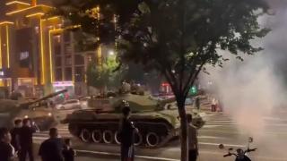 Танкове пазят банките в Китай от гневни вложители (видео)