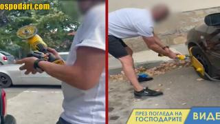 Мъж реже с флекс поставена скоба за неправилно паркиране (видео)