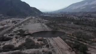 Властите в Чили разследват появата на мистериозна дупка (видео)
