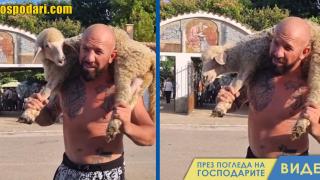 Динко от Ямбол говори за вярата, нарамил агне (видео)