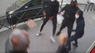 Собственик на магазин във Франция успява да отблъсне 3-ма крадци с маски (видео)