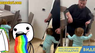 Бебе помага на контузен татко (видео)