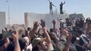 Десетки загинали и стотици ранени при щурм на правителствения дворец в Багдад (видео)