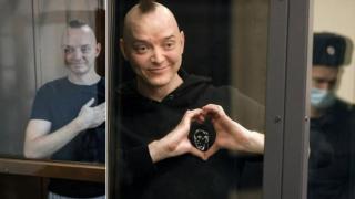 Русия осъди журналиста Иван Сафронов на 22 години затвор за държавна измяна (видео)