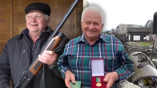 Украински пенсионер свали руски военен самолет със старомодна пушка и получи медал (видео)