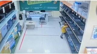 Дете удря в земята лаптоп в магазин и хуква да бяга (видео) 