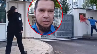 Иван Калчев - Глиги заля табелата на руското посолство с червена боя (видео)