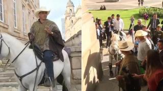 Колумбийски депутат заведе кон в Конгреса (видео)