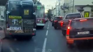 Ето така се дава път на линейка в трафика в центъра на града (видео)