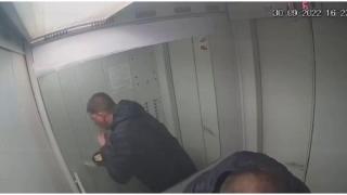 Гладен доставчик на храна рови в порцията на клиента (видео)