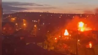 Руски изтребител се разби в жилищен район в Сибир (видео)