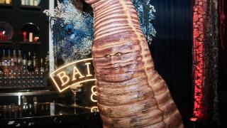 Хайди Клум се появи като огромен червей на Хелоуин (снимки и видео)