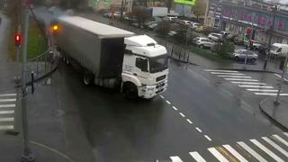 Шофьор на камион прави обратен завой на доста тясно пространство (видео)