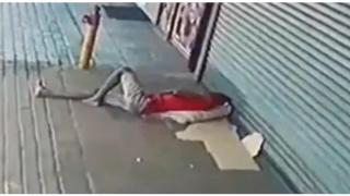 Заспал мъж се буди в точния момент и избягва прегазване (видео)