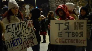 Хиляди хора протестираха срещу насилието, "патриоти" провокираха напрежение (РЕПОРТАЖ)