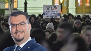 НА ЖИВО: Протест след решението за връщане на хартиената бюлетина (видео)