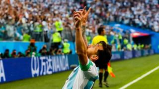 Фенове на Меси празнуват пред дома на починалата му баба (видео)
