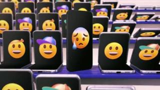 Samsung се подиграва с Apple в нова реклама (видео)