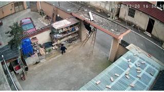 Съобразително дете спасява баба си от тежко падане (видео)
