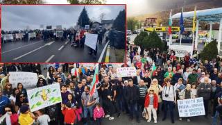 Протест срещу кариера за инертни материали блокира главен път (снимки)