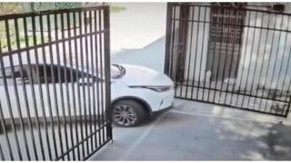 Почти успешният опит на една дама да мине с колата през желязна порта (видео)