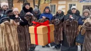 Вдовици и майки на загинали във войната позират с подарените им кожени палта (видео)