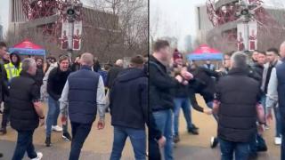 Брутален нокаут на фен на "Челси" шокира цялата агитка (видео)