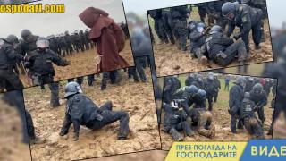 Полицаи попадат в абсурден кален капан. Има и магьосник (видео)