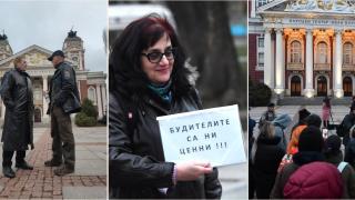 Протест пред Народния театър в подкрепа на уволнения Морфов (видео)