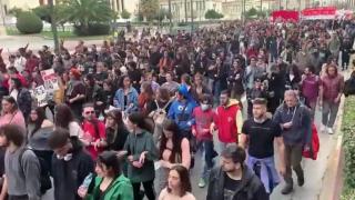Хиляди протестират в Гърция след най-смъртоносната влакова катастрофа (видео)