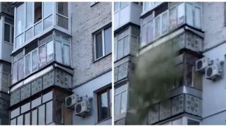 Наркодилър хвърля стоката през балкона при полицейска акция (видео)