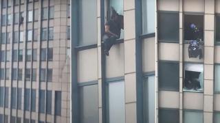 Полицай се спусна с въже по небостъргач, за да спаси мъж, заплашвал да скочи (видео)