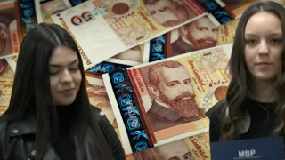 Ученички от Велико Търново върнаха намерени пари (видео)