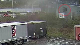 Кола прелетя над кръстовище и се вряза в спортна зала (видео)