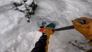 Скиор случайно откри затрупан от сняг човек и спаси живота му сам (видео)