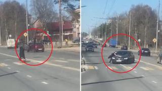Обезумял руснак направи екшън шоу в трафика (видео)