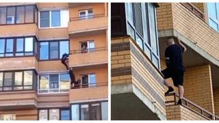 Мъж не позволи на съсед да скочи от балкона си, избута го с крака (видео)