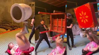 Момиче върти във въздуха големи предмети с краката си (видео)