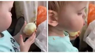 Малко момиченце обожава да яде суров лук (видео)