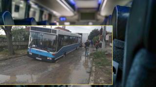 Кола пропадна в дупка, причинена от авария в Пловдив (снимки)