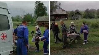 Из руските села: превозват пациент с ръчна количка до линейката (видео)