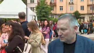 Опашка за автографи от Георги Господинов на Панаира на книгата (видео)