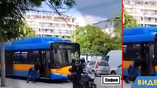Моторист потроши вратата на тролей и нападна шофьора в центъра на София (видео)