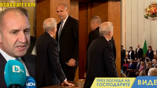 Радев демонстративно обърна гръб на химна и клетвите (видео)